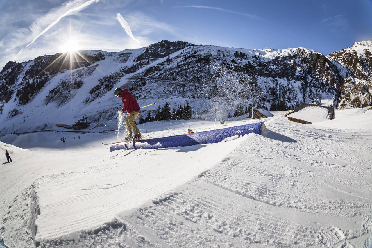 Florian Zebisch on the down tube at the Vans Penken Park medium kicker line; captured by Roland Haschka