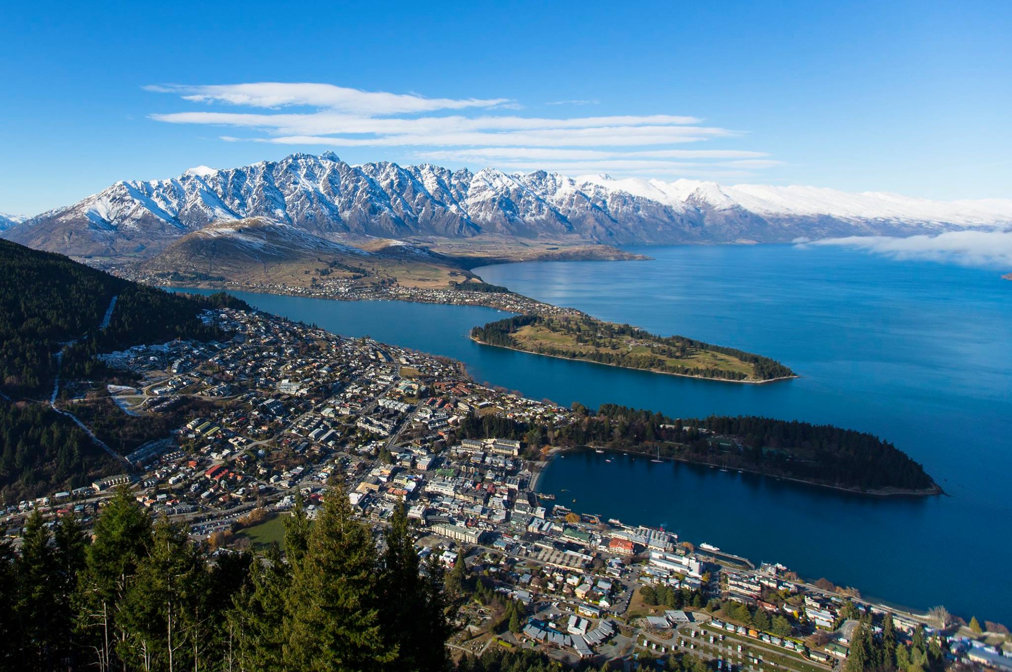 Queenstown in all it's beauty. New Zealand it more then worth a skiing trip.