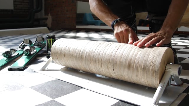 Grigory Fuzeev just invented the Ski Jibb Simulator, for all you kids out there who can´t get enough of that metal feeling all year round