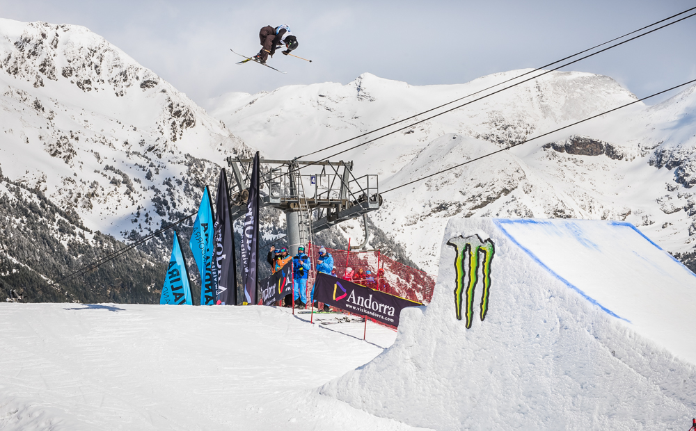 Alex Hall fastens the seatbelt during the Total Fight at Andorra