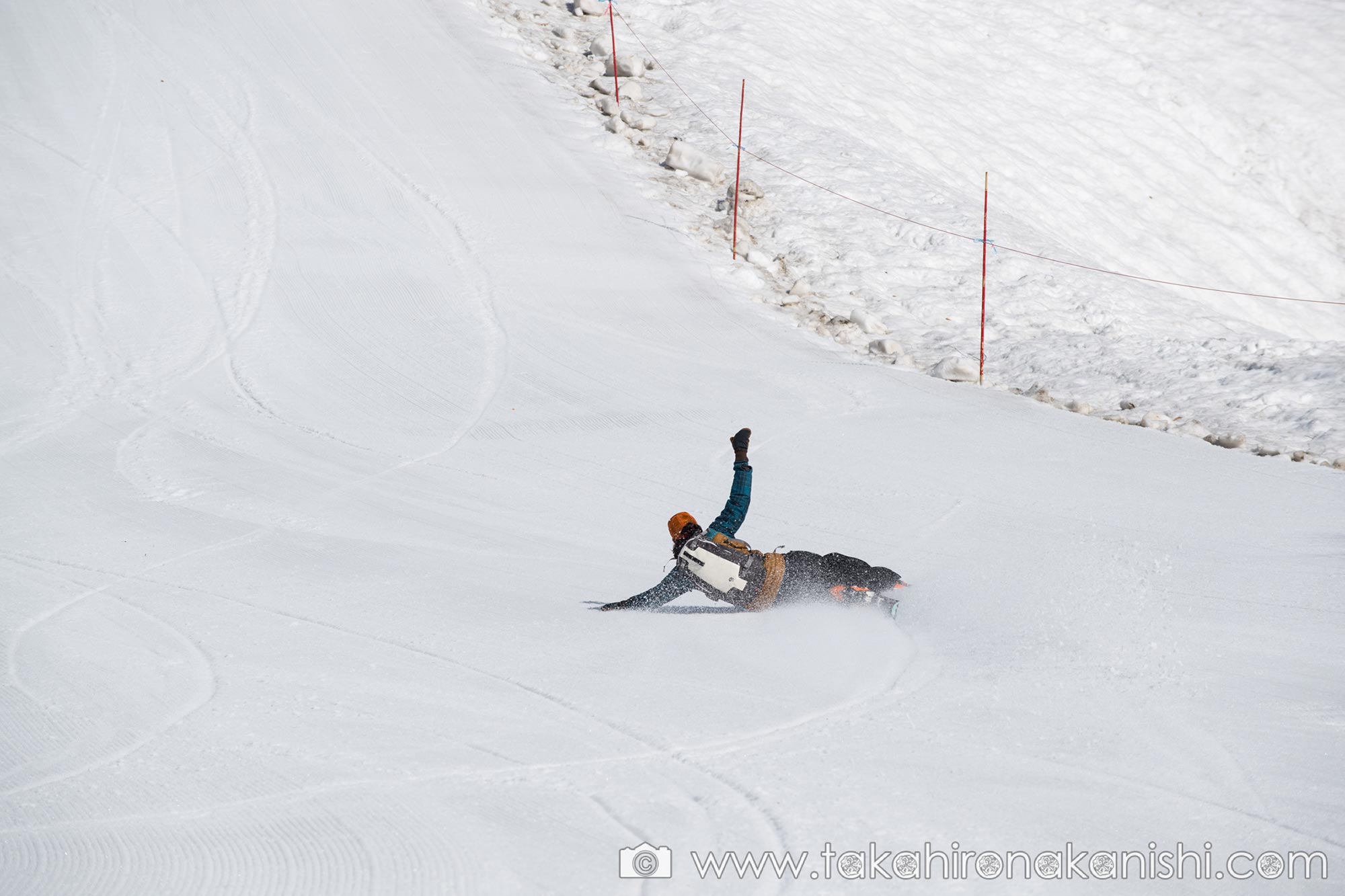 Takemitsu Ueno carving on teleskis. Photo Takahiro Nakanishi, as seen in Winter 2018 Downdays magazine