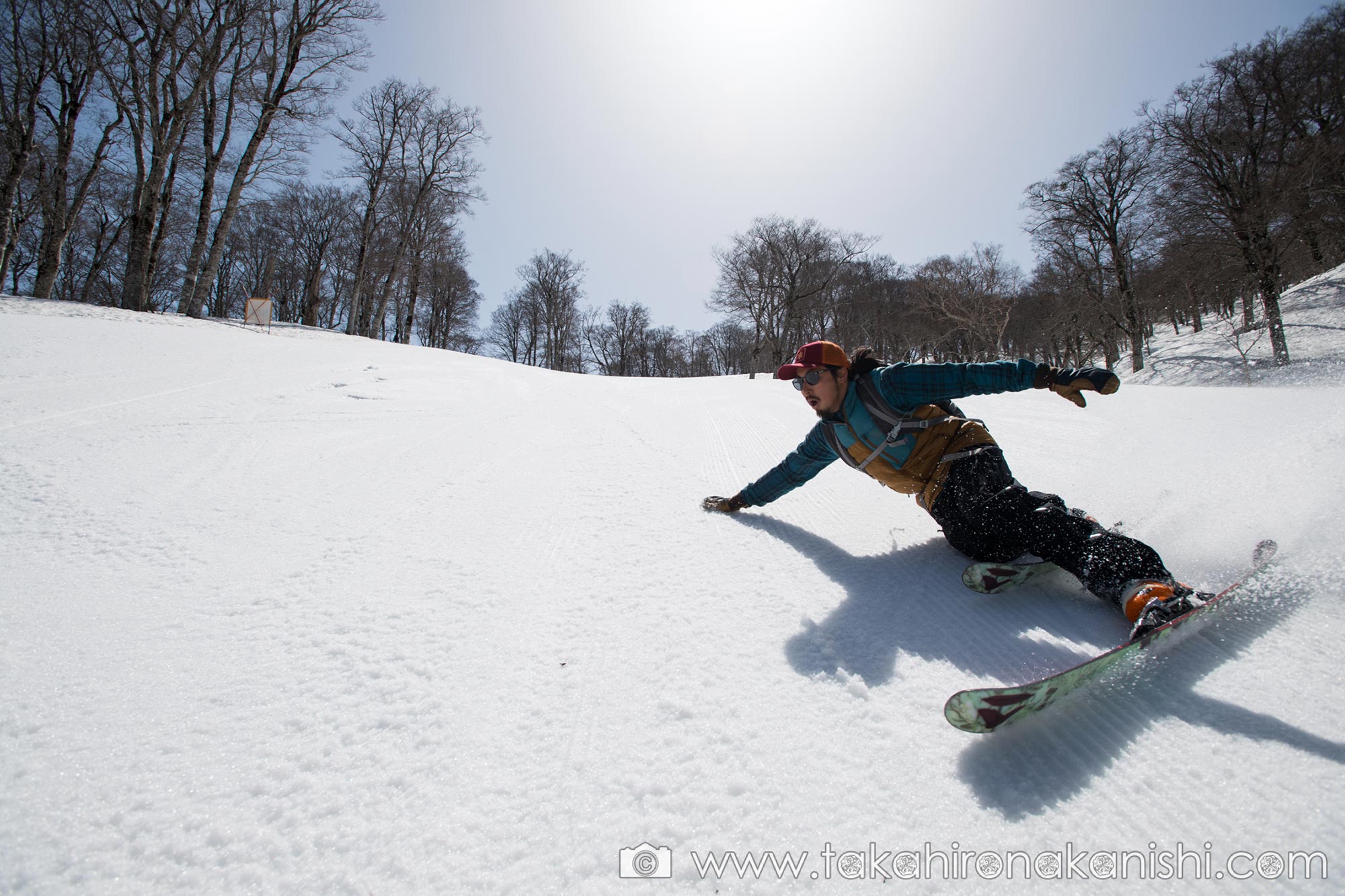 Takemitsu Ueno carving on teleskis. Photo Takahiro Nakanishi as shown in Downdays magazine Winter 2018