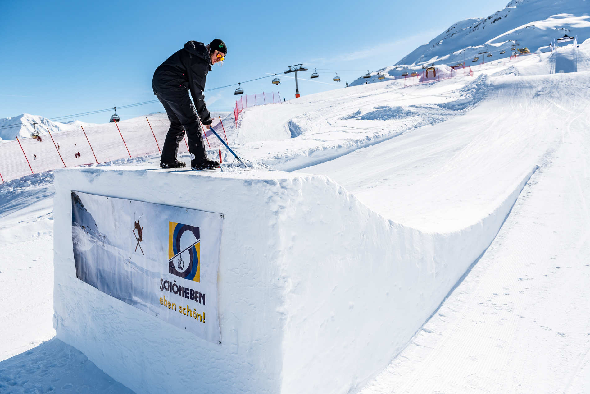 A snowpark shaper prepares Snowpark Schöneben for the Battle ROJal.