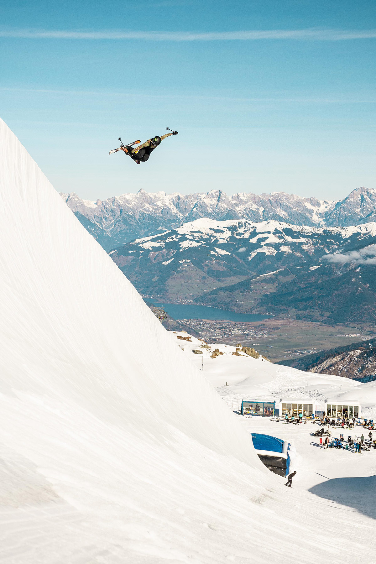 Brita Sigourney in the halfpipe at Kitzsteinhorn