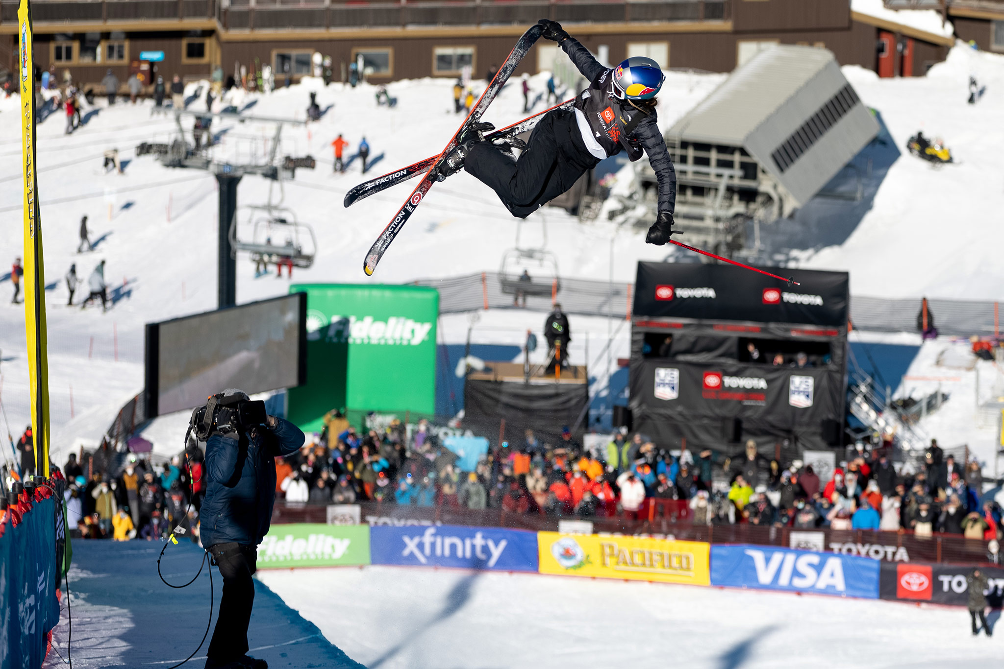 Eileen Gu at the 2022 Mammoth U.S Grand Prix Freeski World Cup Halfpipe