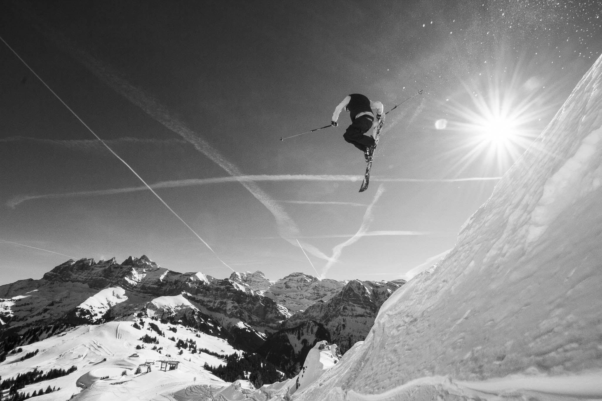 Simon Bartik jumps off a cornice at Région Dents du Midi